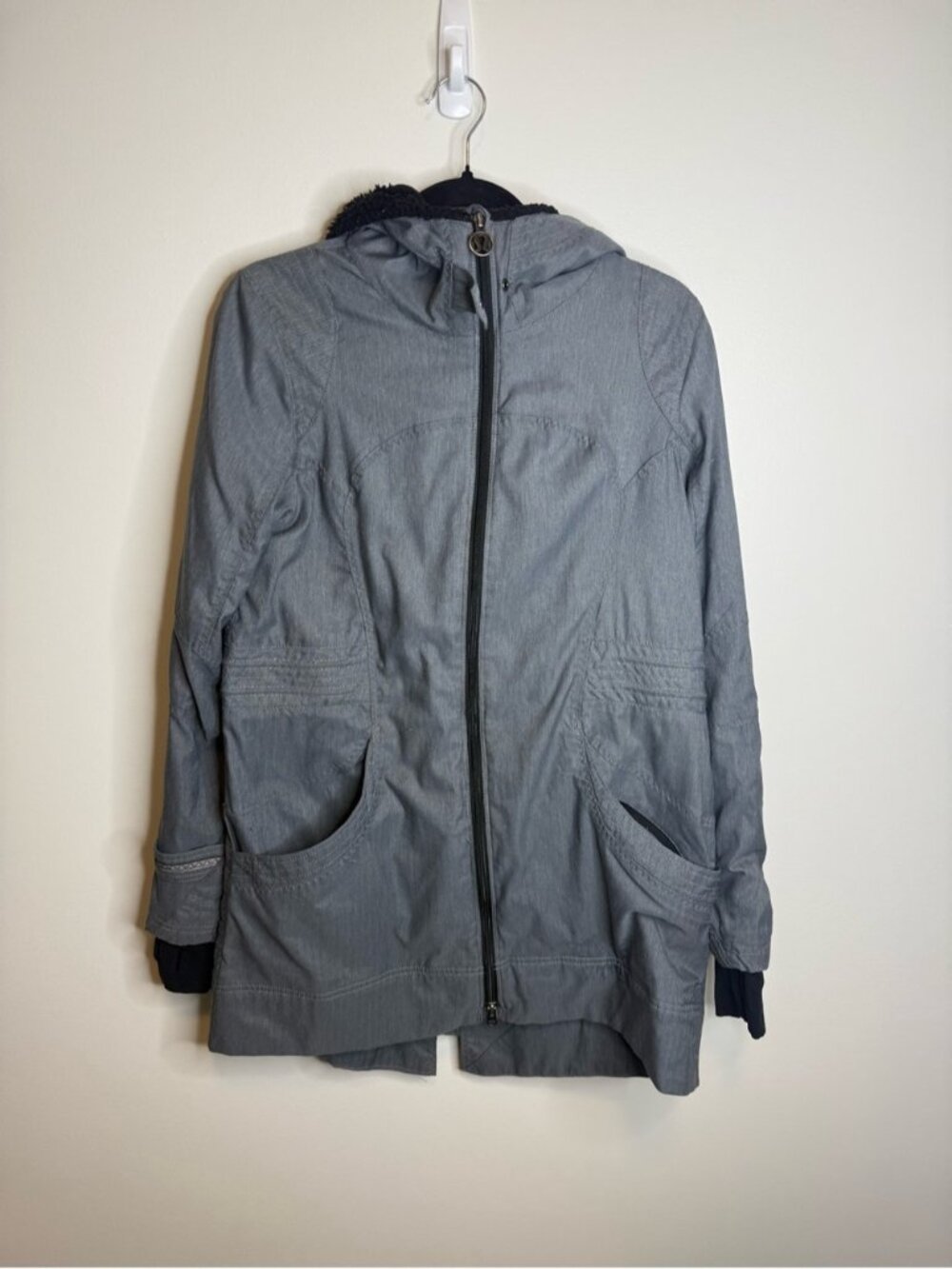 Lululemon Apres Run Anorak blue jacket size 8 gray